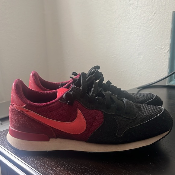 (WMNS) Nike Internationalist 'Black Crimson' 629684-018 - Picture 4 of 9